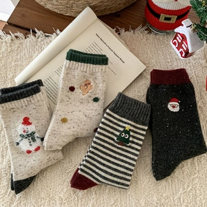 Détail de chaussettes de Noël épaisses en laine avec broderie de bonhomme de neige