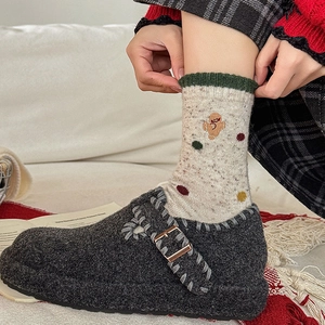 Gros plan d'une broderie bonhomme de pain d'épices sur des chaussettes en laine