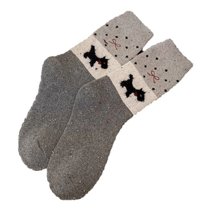 Fair Isle Wollsocken in Grau mit süßem Terrier-Muster und warmer Strickstruktur