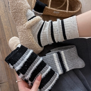 Dettaglio calze di lana a righe grigie e nere con texture soffice per il comfort invernale