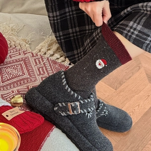 Chaussettes de Noël douillettes avec broderie Père Noël et mules rétro en laine