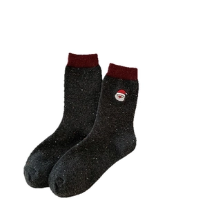 Chaussettes de Noël épaisses en laine gris foncé avec bord rouge et motif Père Noël