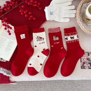 Détail de chaussettes rouges avec broderie poney et motifs festifs de style Fair Isle
