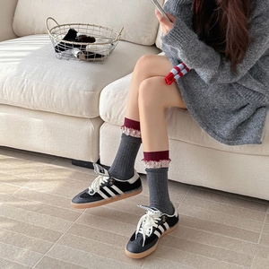 Calze di lana grigia vintage con bordi a balze bordeaux e rosa per un look invernale