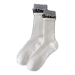 Calze vintage in lana da donna color crema e grigio con bordo in pizzo floreale