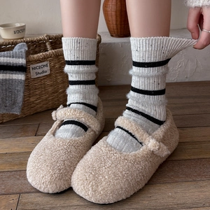 Calze di lana a righe con ballerine sherpa beige per il comfort invernale e stile