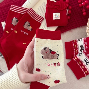 Gros plan sur les chaussettes rouges du Nouvel An avec broderie de cheval de dessin animé