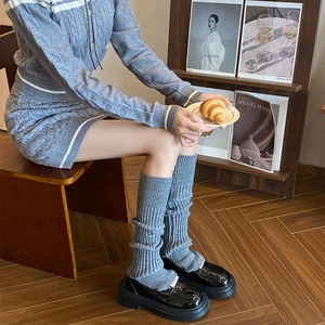 Scaldamuscoli in maglia grigia con righe verticali per un comodo look autunnale