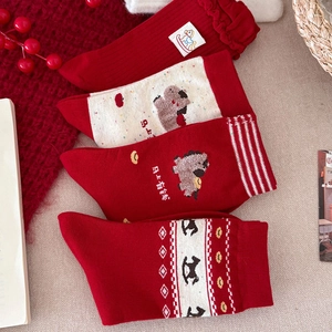Détails de chaussettes festives en coton rouge avec jacquard de cheval et broderies