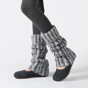 Détail de jambières en tricot épais à rayures grises avec une texture côtelée douce