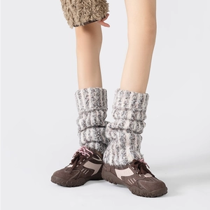 Gros plan sur les jambières en tricot épais à rayures roses gris et blanc avec baskets