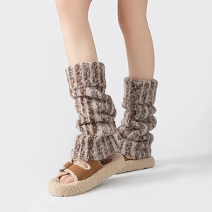 Détail des jambières tricotées à rayures verticales épaisses de style hivernal marron et blanc