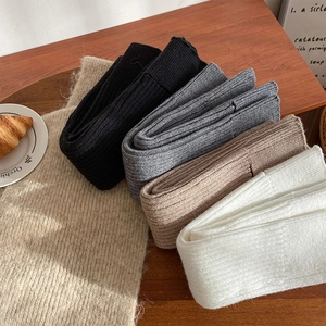 Texture a maglia dettagliata di scaldamuscoli a coste in nero, grigio e kaki