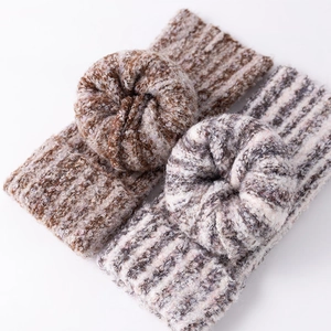 Vue détaillée de jambières en maille épaisse gris chiné et beige à rayures torsadées