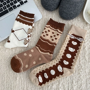 Trois paires de chaussettes mi-hautes ours marron avec motifs cœur et nœud