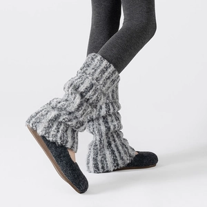 Détail de la texture en maille de jambières rayées gris et blanc pour l'hiver