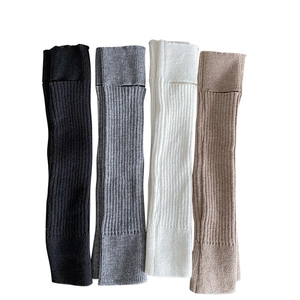 Scaldamuscoli in maglia nero, grigio, bianco e beige con motivo a costine e fori per pollici