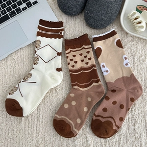 Trois paires de chaussettes mi-mollet ours marron avec motifs de cœur et pois