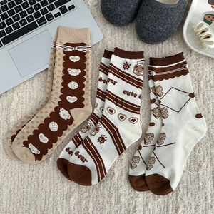 Trois paires de chaussettes en coton marron avec motifs ours, cœurs et nœuds