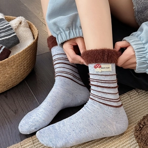 Detail gestreifter Socken mit Plüschbesatz und Pilz-Stickerei-Aufnäher-Design