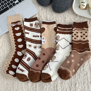Lot de cinq paires de chaussettes en coton marron avec motifs ours et cœurs mignons