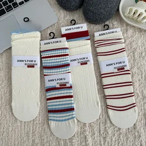 Vista piatta di calze retrò a righe e motivi a cuore in vari set di colori