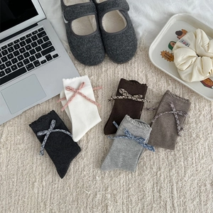 Cinq paires de chaussettes en coton avec volants et décorations de nœuds à carreaux