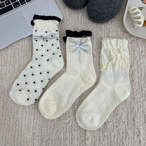Détails de chaussettes crème avec dentelle bulle, perles et nœuds en satin