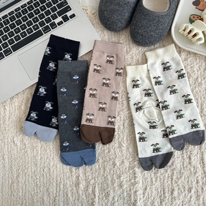 Détail de quatre paires de chaussettes tabi à motif de chien en plusieurs couleurs
