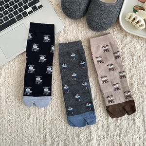 Chaussettes tabi avec chien cartoon en noir, gris et kaki à orteils séparés