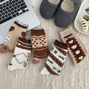 Vue détaillée de cinq paires de chaussettes marron avec oursons et nœuds mignons