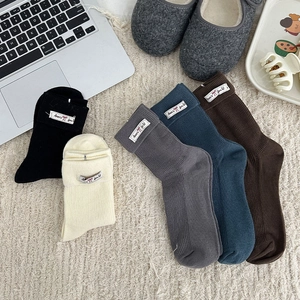 Detailed view of five-color ribbed knit socks set with Ann's for U labels and soft texture