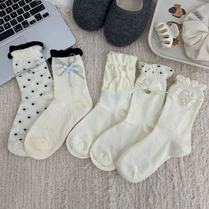 Détails de cinq paires de chaussettes blanc cassé avec dentelle, perles et nœuds doux