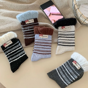 Detailansicht von Winter-Baumwollsocken mit Kaninchenfell-Bündchen und Pilz-Patch