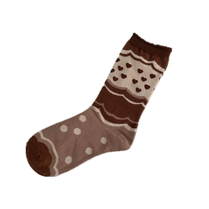 Chaussettes mi-mollet ours marron avec motifs cœurs vintage et rayures ondulées