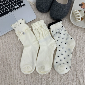 Trois paires de chaussettes mi-mollet crème avec pois, nœuds et détails de volants