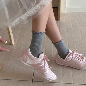 Chaussettes grises à froufrous style japonais avec baskets roses à rubans