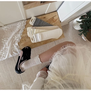 Détail de quatre paires de chaussettes en maille côtelée avec bordure ondulée douce
