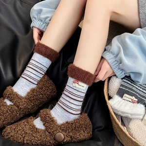 Gemütliche gestreifte Socken mit Plüschbesatz und süßem Pilzaufnäher für den Winter