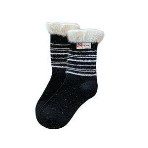 Süße koreanische schwarze Streifensocken mit flauschigem Kunstpelzrand und Pilz-Aufnäher