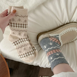 Dettaglio calze di lana Fair Isle con motivi nordici e texture a maglia spessa