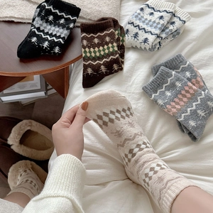 Calze in lana vintage stile Fair Isle con motivi di alberi e rombi per l'autunno inverno