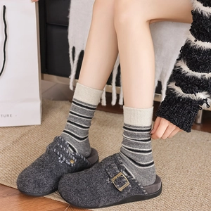 Mules en feutre gris foncé avec boucle et chaussettes en laine à rayures pour l'hiver