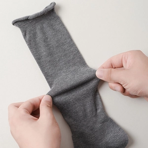 Vue détaillée montrant la haute élasticité et la maille douce des chaussettes en laine