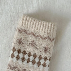 Dettaglio di calze di lana lavorate a maglia Fair Isle con motivi retrò e trama calda