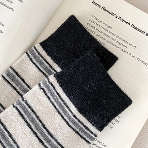Vue macro détaillée de la texture en laine rayée sur des chaussettes chaudes
