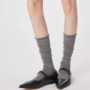 Chaussettes plissées en laine grise avec des chaussures Mary Jane noires au look automnal