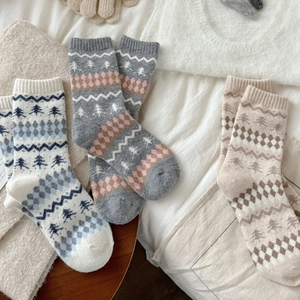 Dettaglio della maglia di calze di lana Fair Isle con motivi vintage su biancheria
