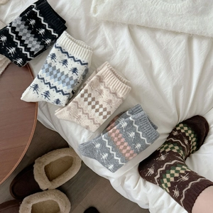 Dettaglio di calze di lana con classici motivi Fair Isle e calde texture a maglia