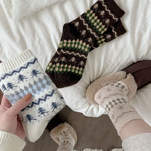 Dettaglio della maglia in lana con motivi vintage Fair Isle e polsini elasticizzati a coste